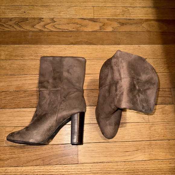 Women’s sz 7 suede booties - Picture 1 of 6